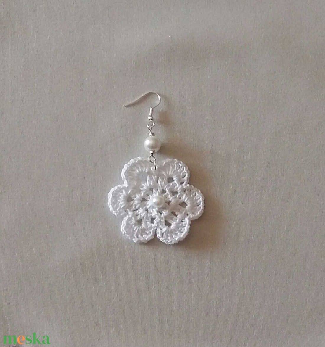 Fehér horgolt virág - ékszer - fülbevaló - lógós kerek fülbevaló - Meska.hu