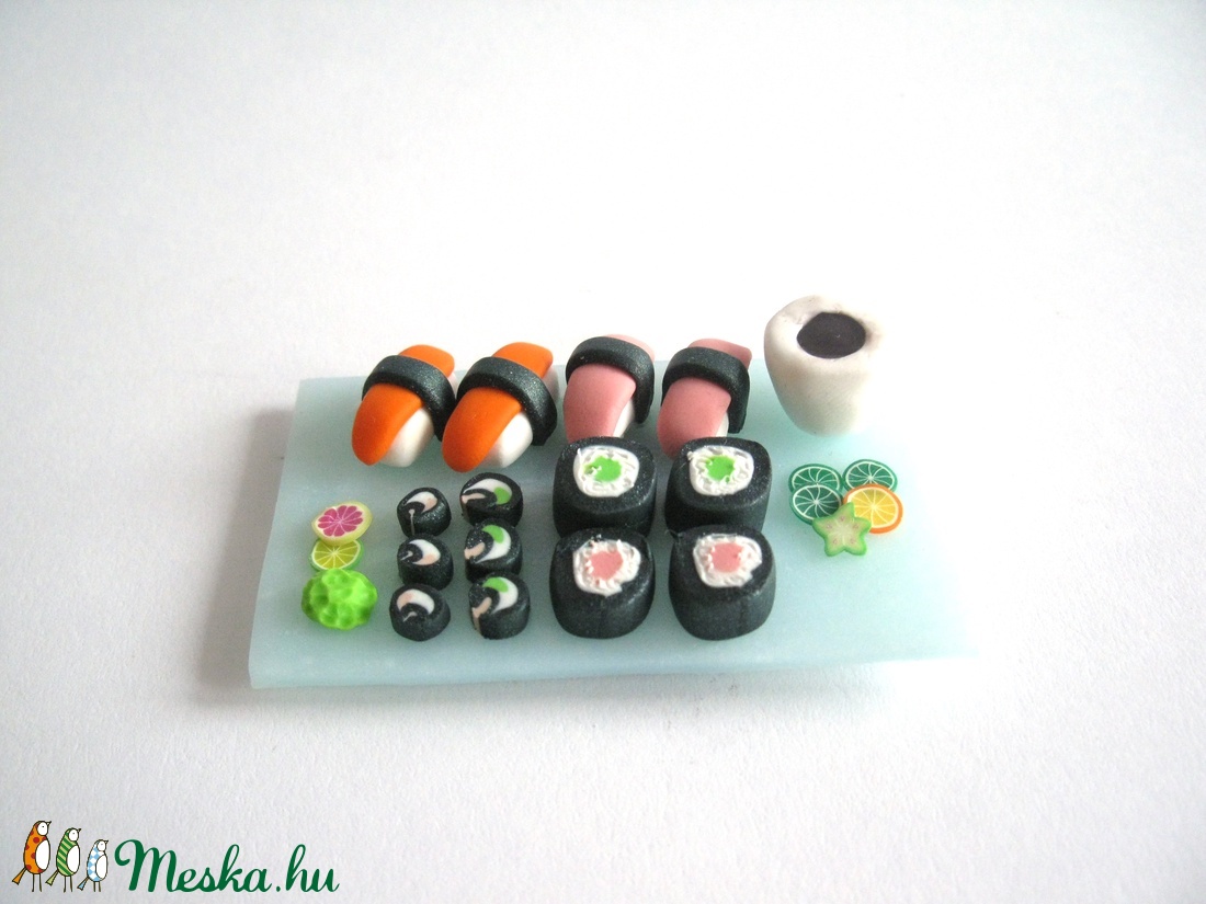 Sushi hűtőmágnes ékszergyurmából -  - Meska.hu