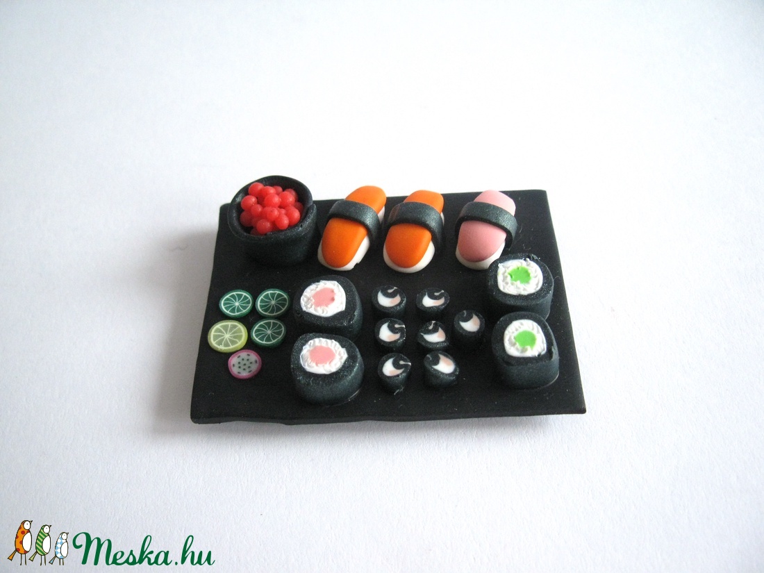 Sushi hűtőmágnes ékszergyurmából -  - Meska.hu