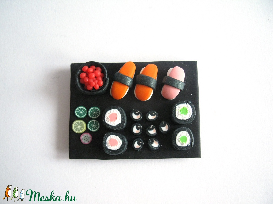 Sushi hűtőmágnes ékszergyurmából -  - Meska.hu