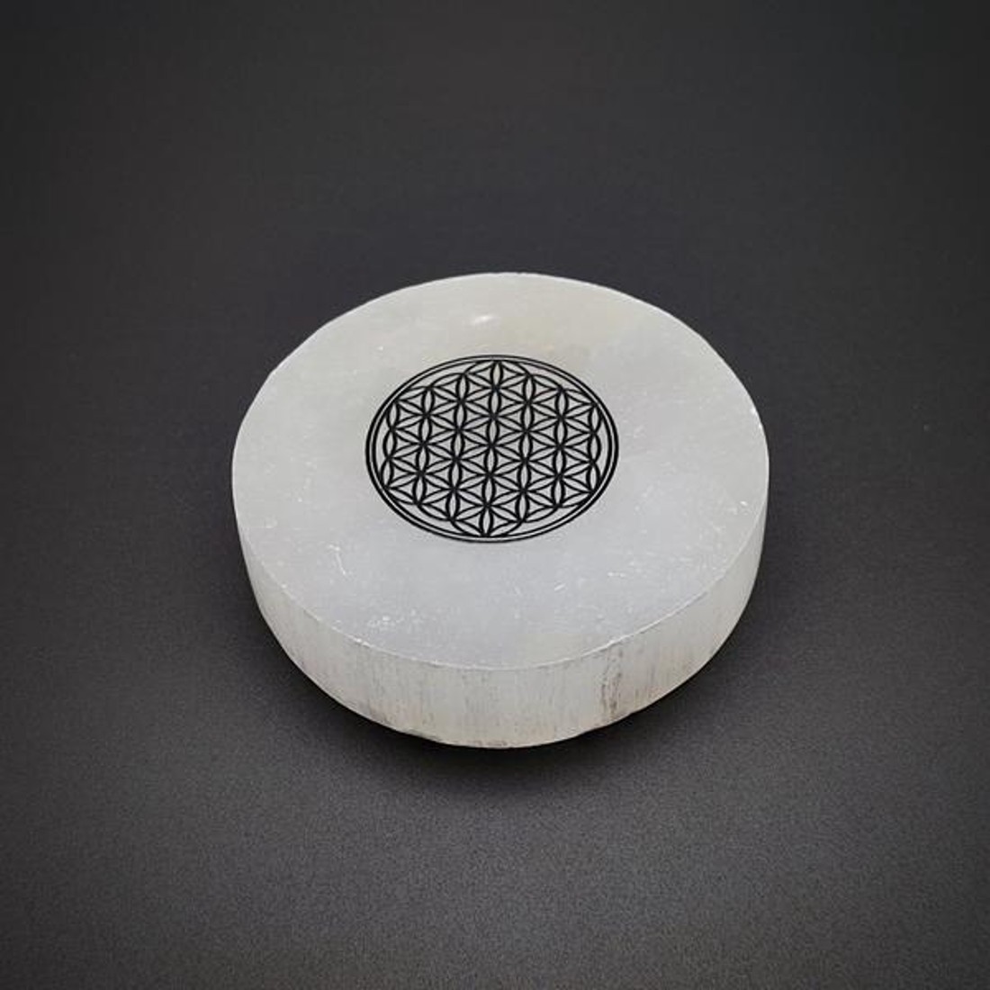 Szelenit korong életvirág fekete matricás 6-7cm - kellékek & szerszámok - ásvány alapanyag - szelenit korong - Meska.hu