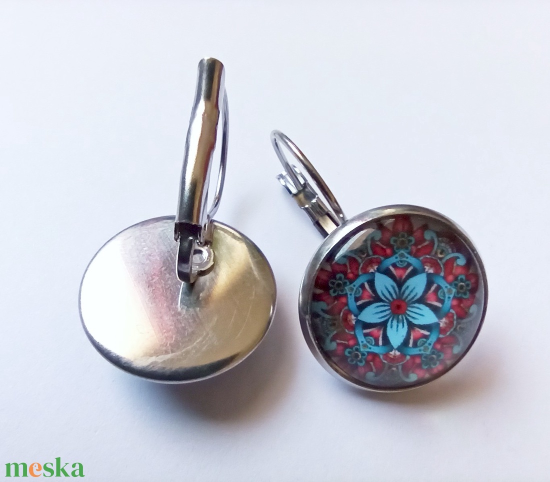 Üveglencsés fülbevaló mandala mintával, antiallergén nemesacél fémalappal - ékszer - fülbevaló - lógós kerek fülbevaló - Meska.hu Üveglencsés fülbevaló mandala mintával, antiallergén nemesacél fémalappal - ékszer - fülbevaló - lógós kerek fülbevaló - Meska.hu