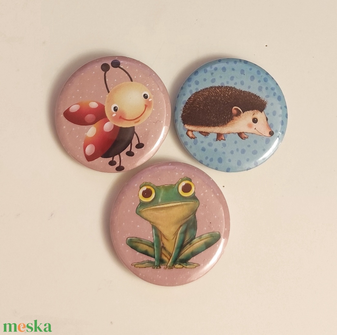 Kitűzők Heninek - ékszer - kitűző és bross - Meska.hu