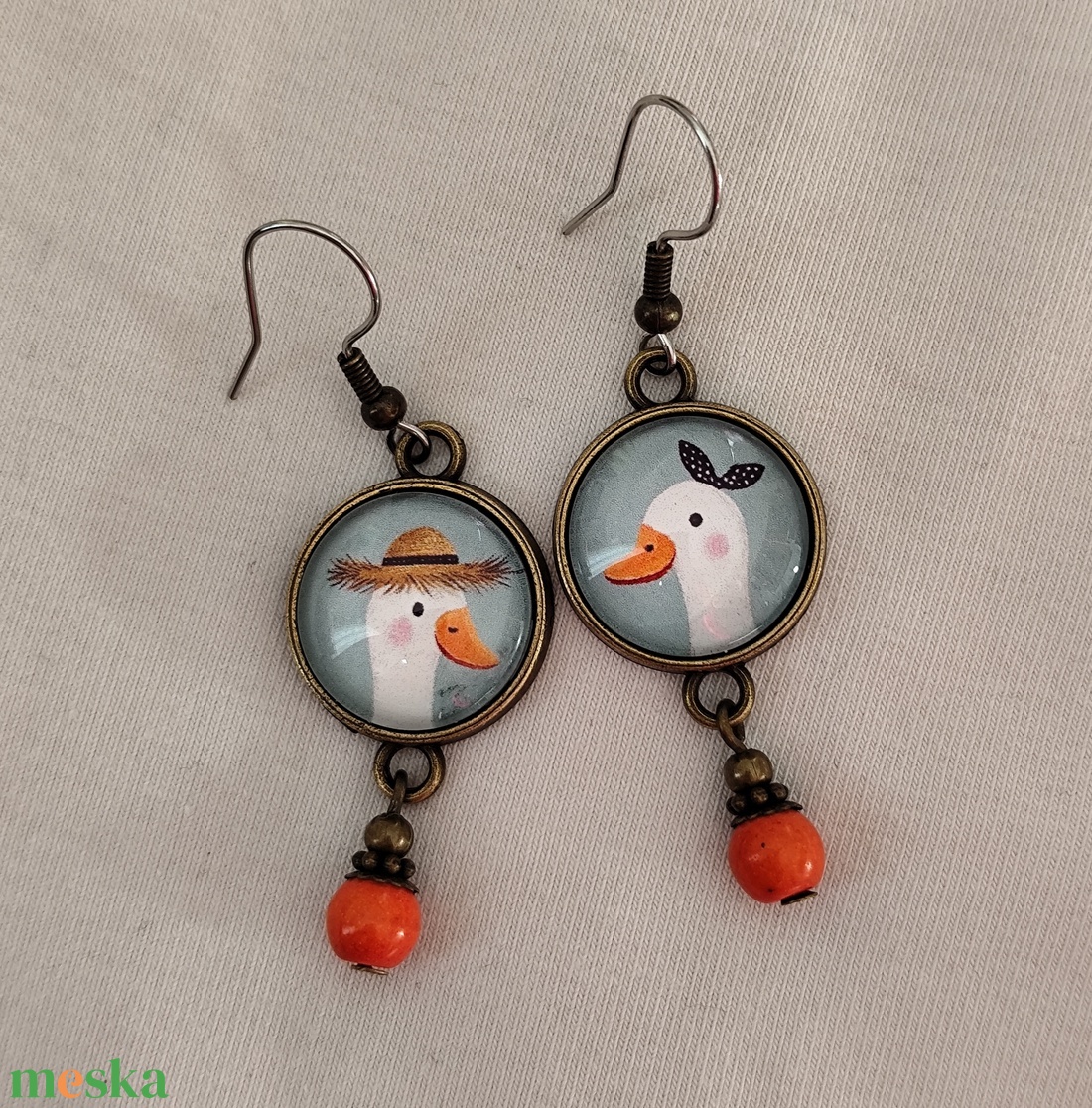 Üveglencsés fülbevaló libás képpel - ékszer - fülbevaló - lógós kerek fülbevaló - Meska.hu