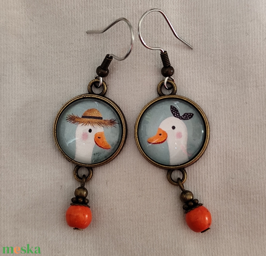 Üveglencsés fülbevaló libás képpel - ékszer - fülbevaló - lógós kerek fülbevaló - Meska.hu