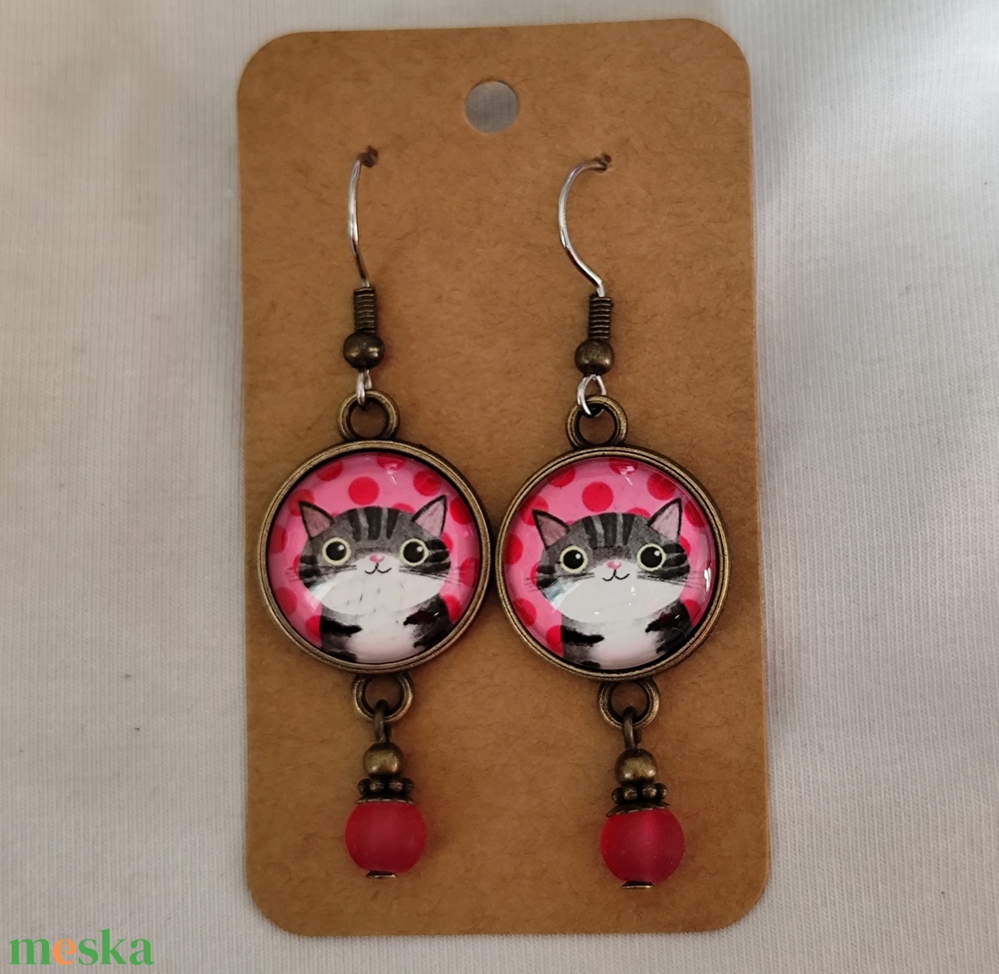 Üveglencsés fülbevaló cirmos cicás képpel - ékszer - fülbevaló - lógós kerek fülbevaló - Meska.hu