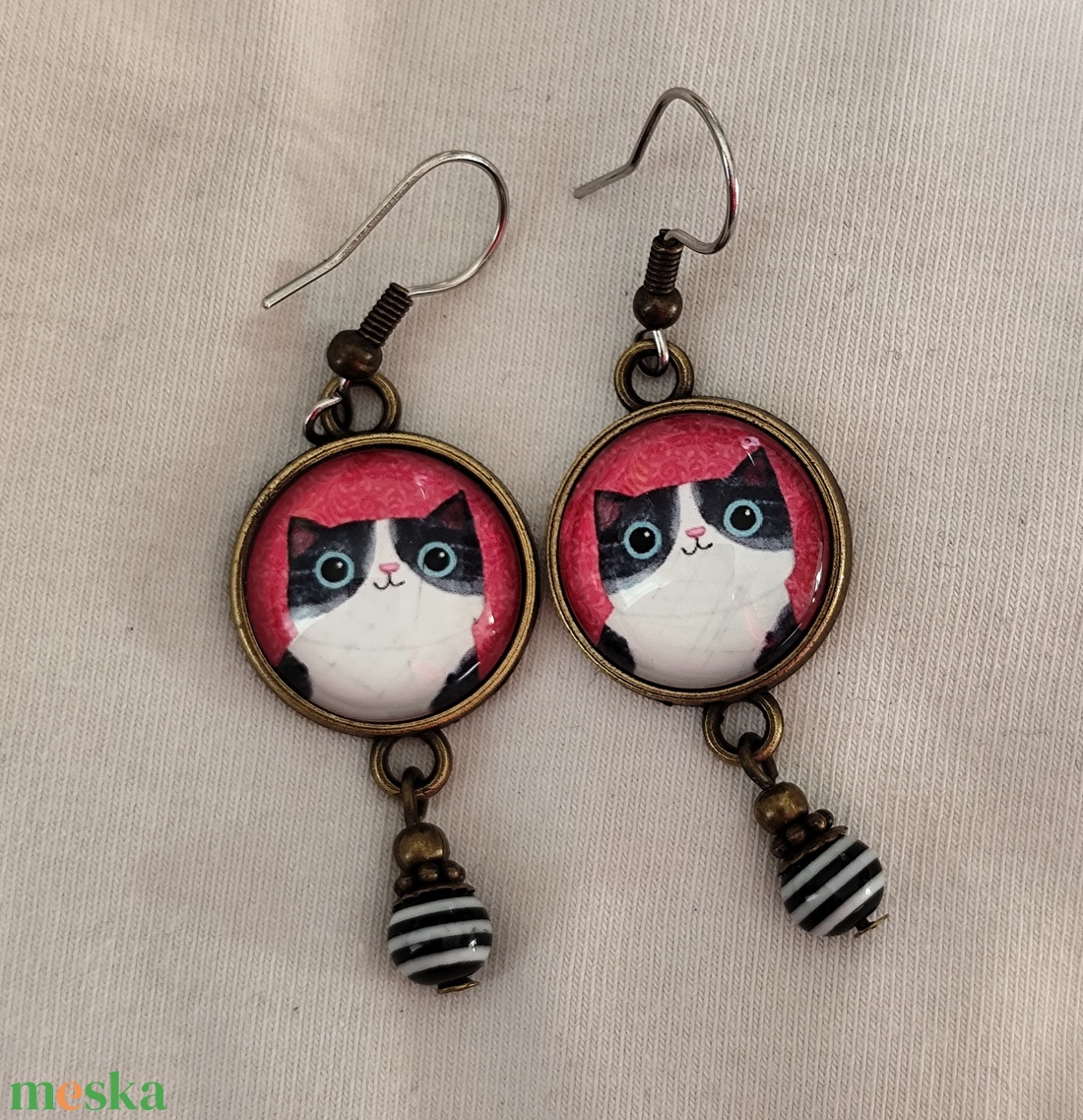 Üveglencsés fülbevaló cicás képpel - ékszer - fülbevaló - lógós kerek fülbevaló - Meska.hu