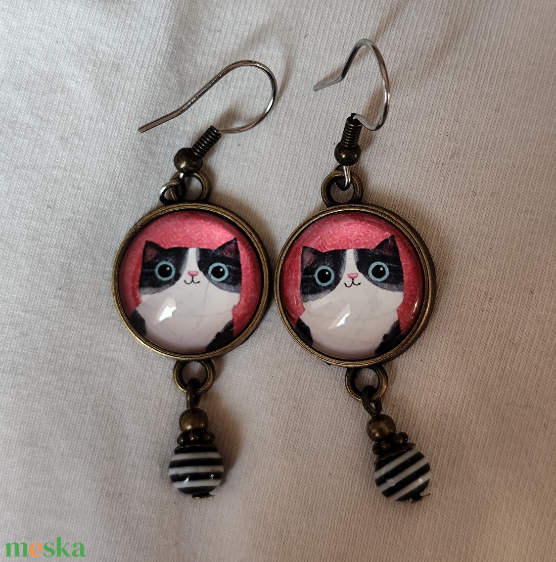 Üveglencsés fülbevaló cicás képpel - ékszer - fülbevaló - lógós kerek fülbevaló - Meska.hu