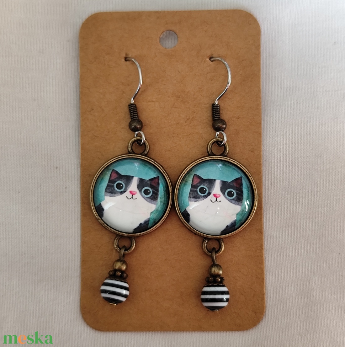 Üveglencsés fülbevaló cicás képpel - ékszer - fülbevaló - lógós kerek fülbevaló - Meska.hu