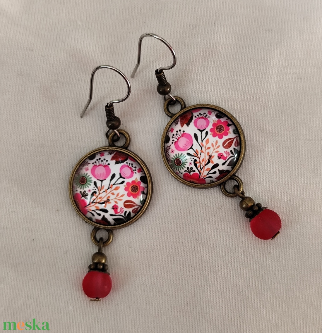 Üveglencsés fülbevaló virágokkal, antiallergén, nemesacél fémalappal - ékszer - fülbevaló - lógós kerek fülbevaló - Meska.hu