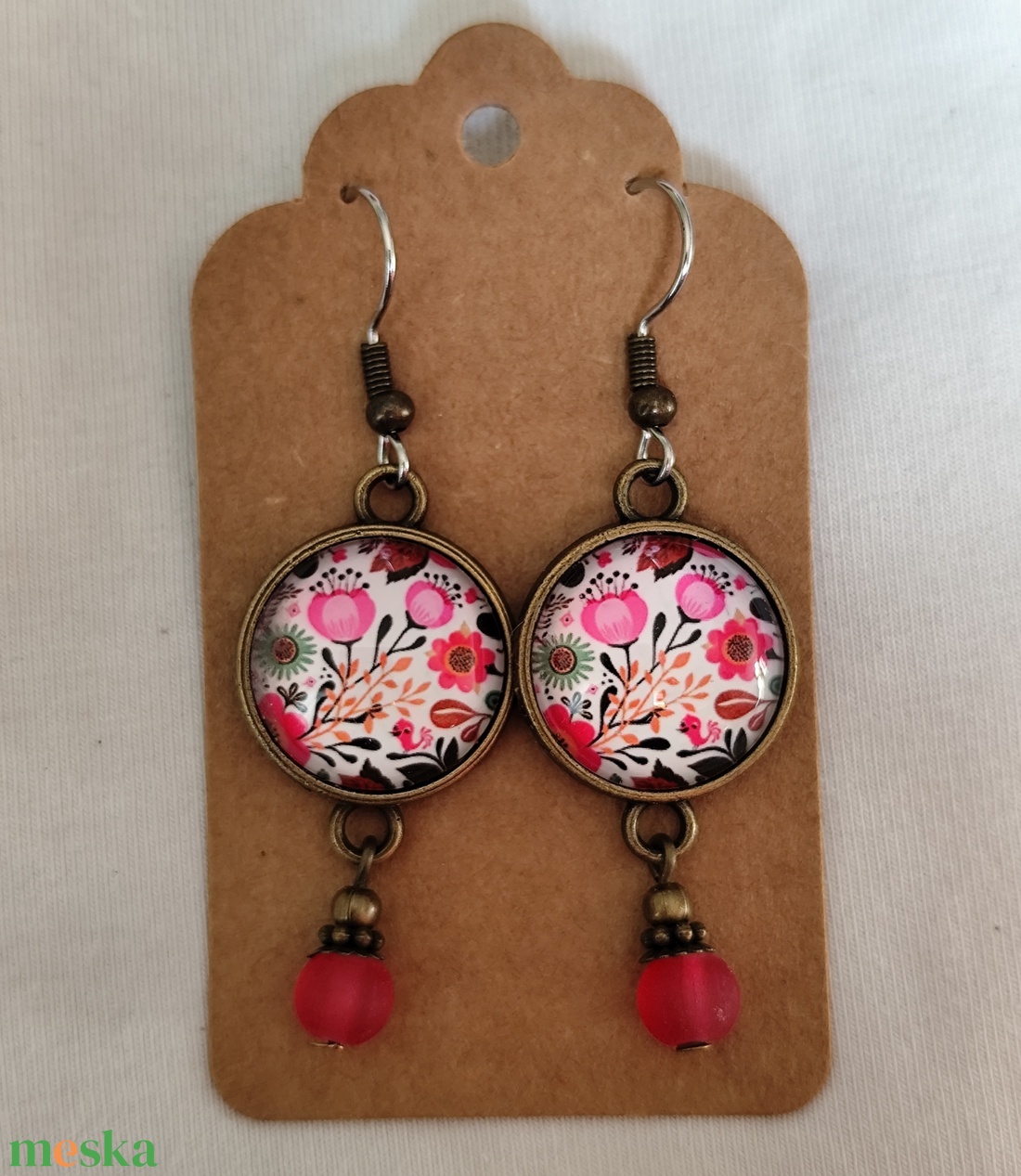 Üveglencsés fülbevaló virágokkal, antiallergén, nemesacél fémalappal - ékszer - fülbevaló - lógós kerek fülbevaló - Meska.hu