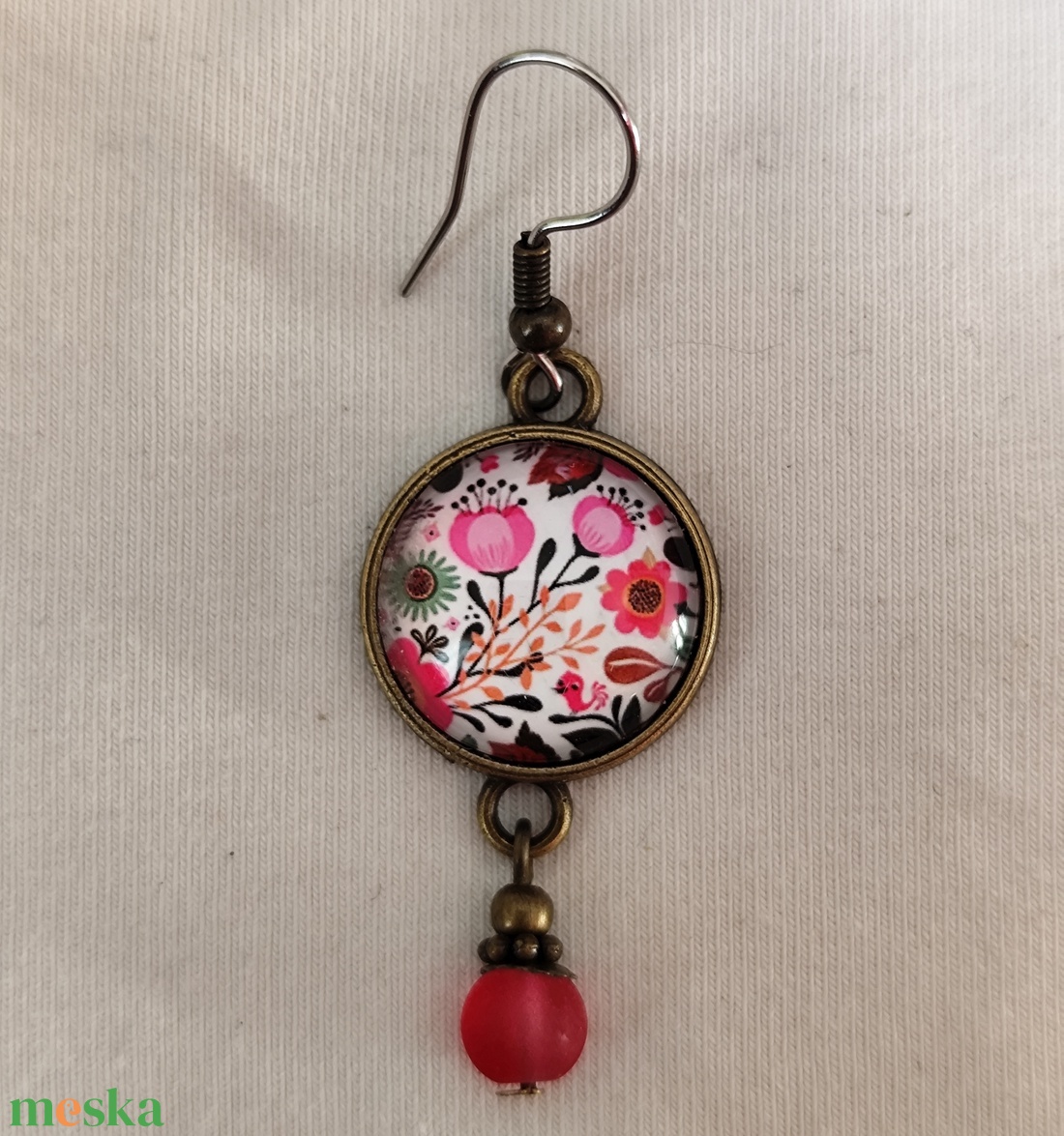 Üveglencsés fülbevaló virágokkal, antiallergén, nemesacél fémalappal - ékszer - fülbevaló - lógós kerek fülbevaló - Meska.hu