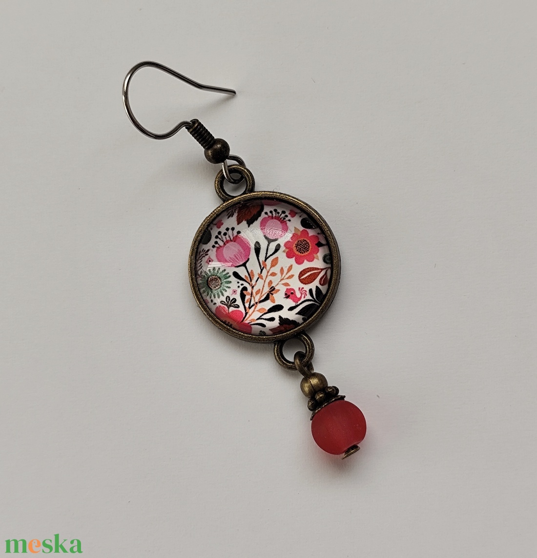 Üveglencsés fülbevaló virágokkal, antiallergén, nemesacél fémalappal - ékszer - fülbevaló - lógós kerek fülbevaló - Meska.hu