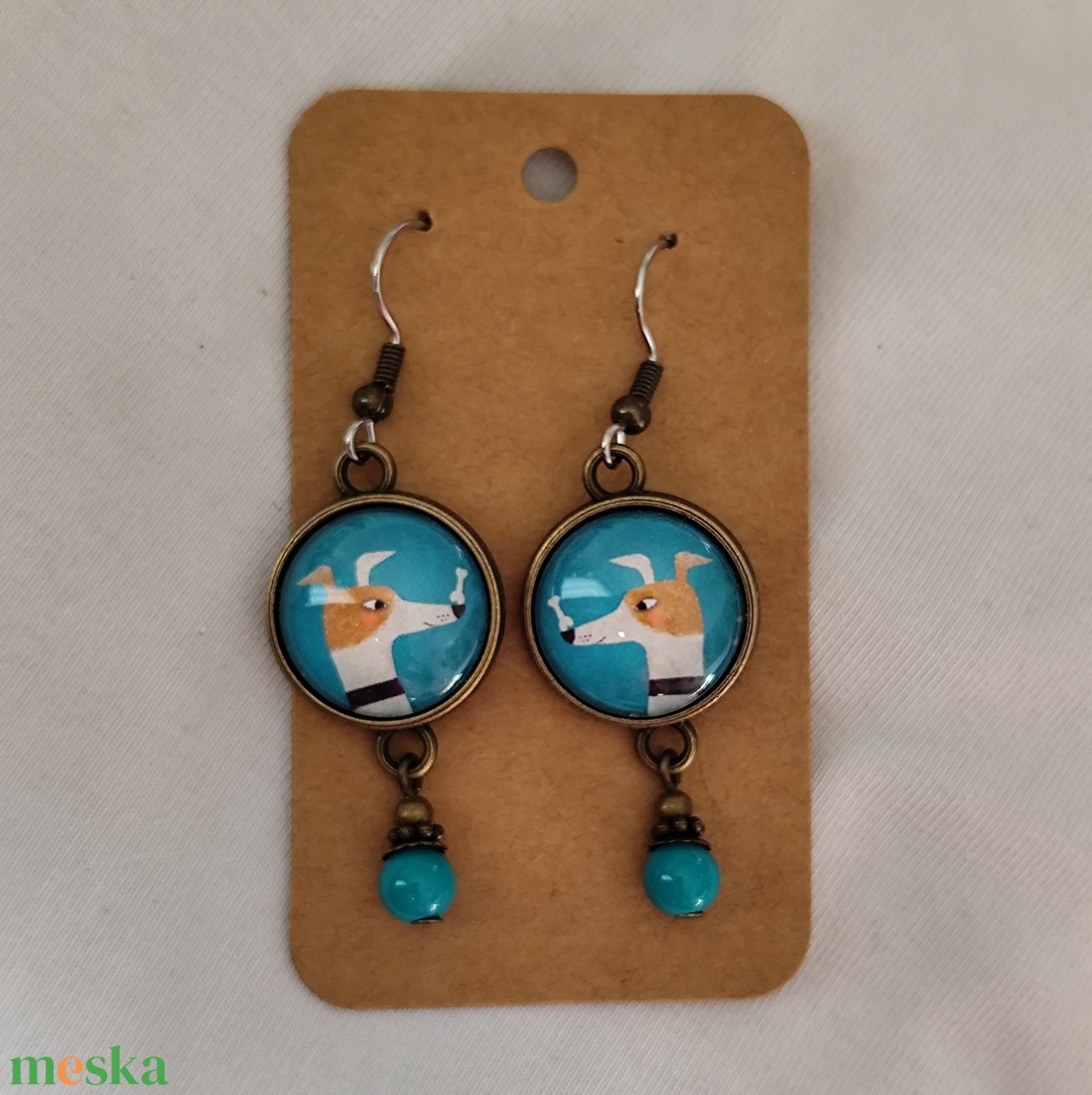 Vidám kutyás üveglencsés fülbevaló - ékszer - fülbevaló - lógó fülbevaló - Meska.hu