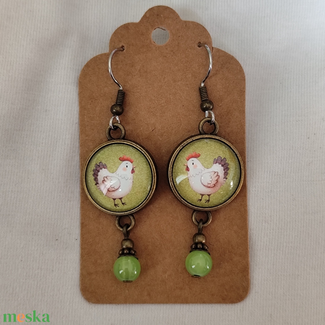 Tyúkocskás üveglencsés fülbevaló - ékszer - fülbevaló - lógó fülbevaló - Meska.hu
