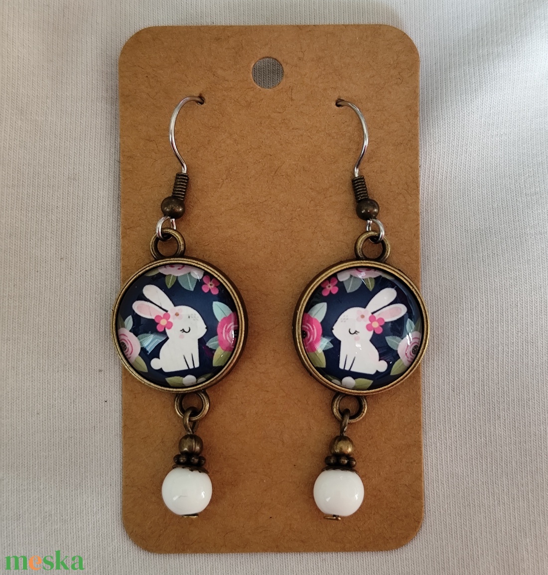 Üveglencsés fülbevaló nyuszis mintával, antiallergén nemesacél akasztóval - ékszer - fülbevaló - lógó fülbevaló - Meska.hu