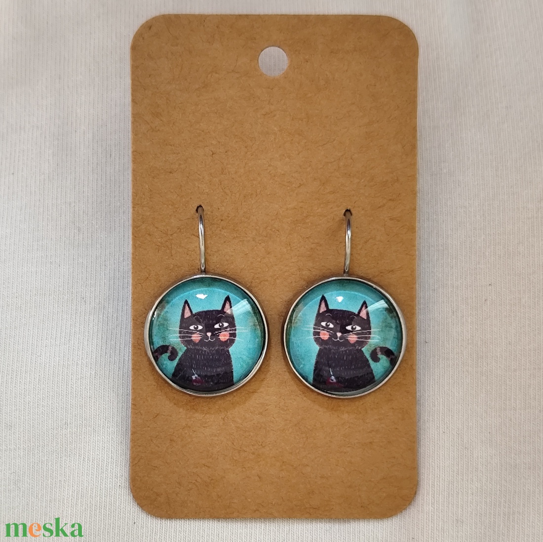 Cicás üveglencsés fülbevaló  - ékszer - fülbevaló - lógós kerek fülbevaló - Meska.hu