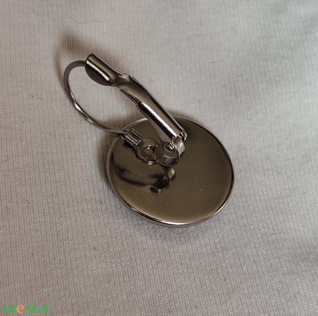 Cicás üveglencsés fülbevaló  - ékszer - fülbevaló - lógós kerek fülbevaló - Meska.hu