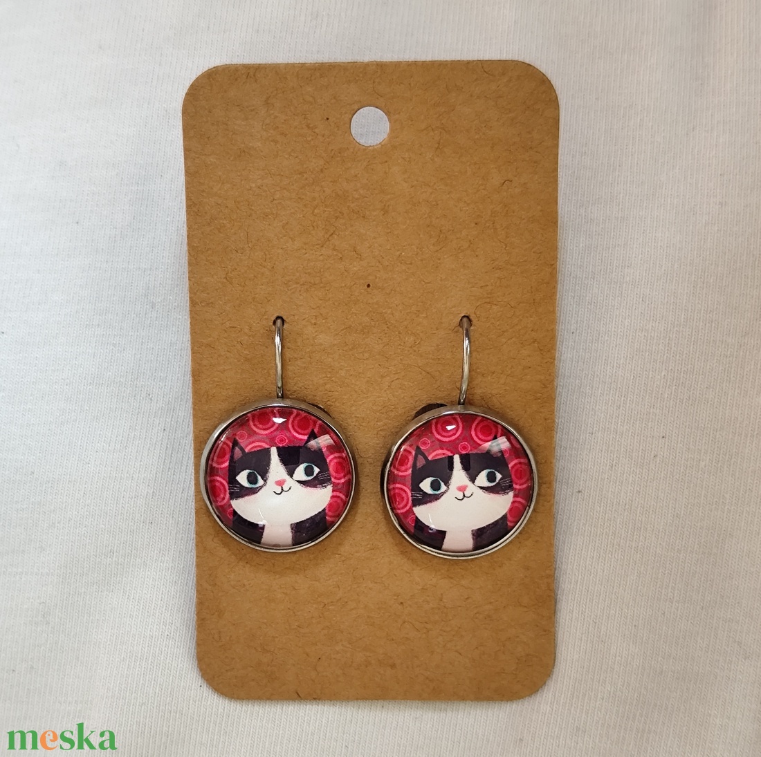 Cicás üveglencsés fülbevaló  - ékszer - fülbevaló - lógós kerek fülbevaló - Meska.hu