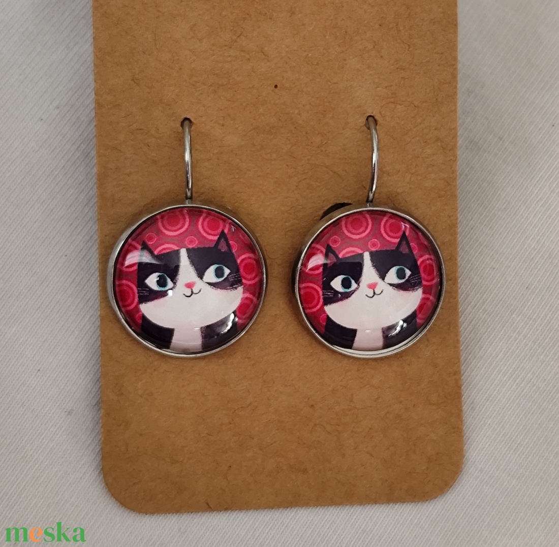 Cicás üveglencsés fülbevaló  - ékszer - fülbevaló - lógós kerek fülbevaló - Meska.hu