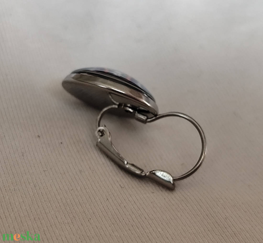 Cicás üveglencsés fülbevaló  - ékszer - fülbevaló - lógós kerek fülbevaló - Meska.hu