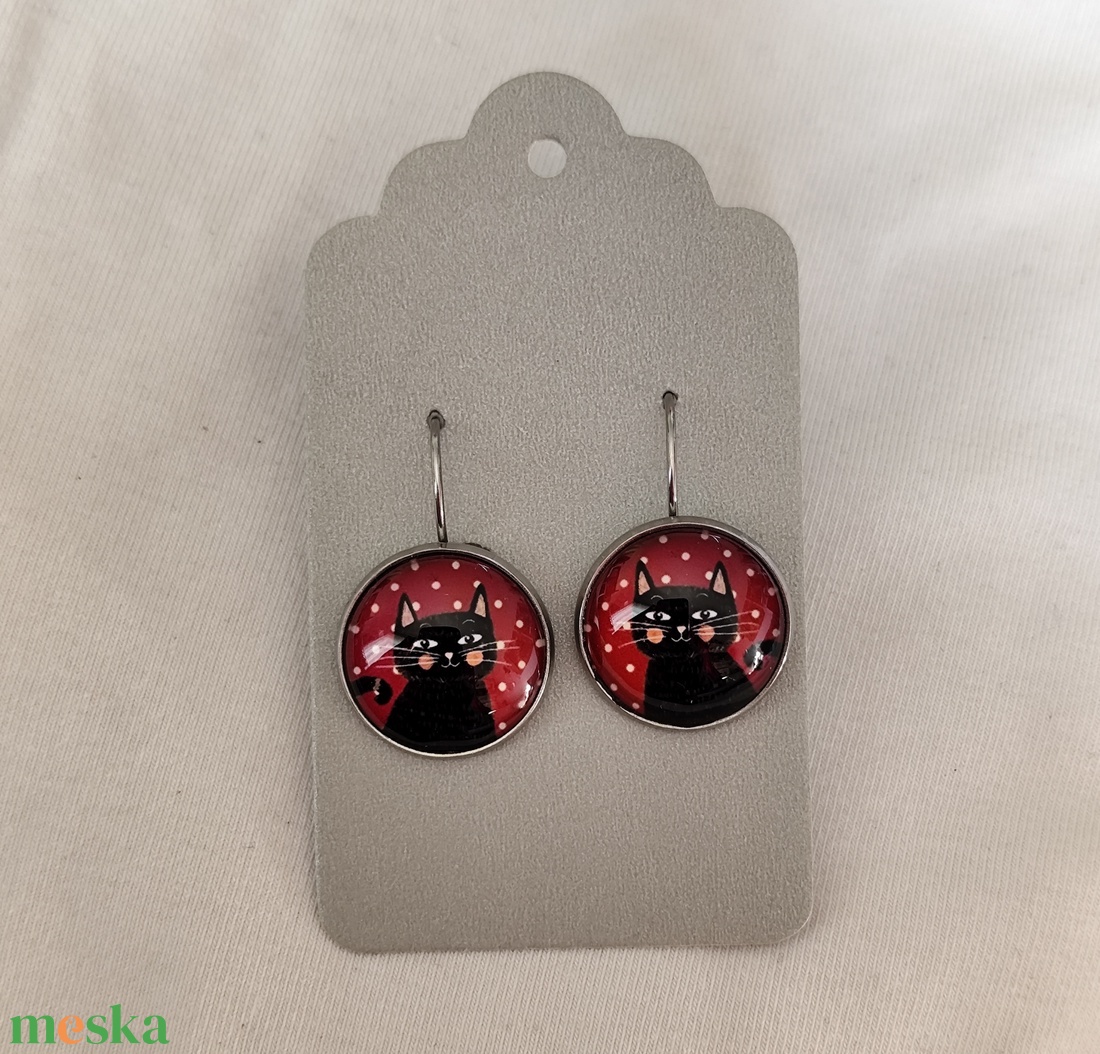 Cicás üveglencsés fülbevaló  - ékszer - fülbevaló - lógós kerek fülbevaló - Meska.hu