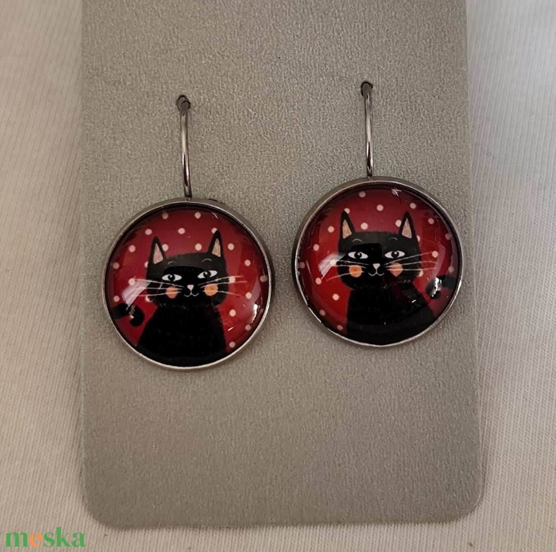 Cicás üveglencsés fülbevaló  - ékszer - fülbevaló - lógós kerek fülbevaló - Meska.hu