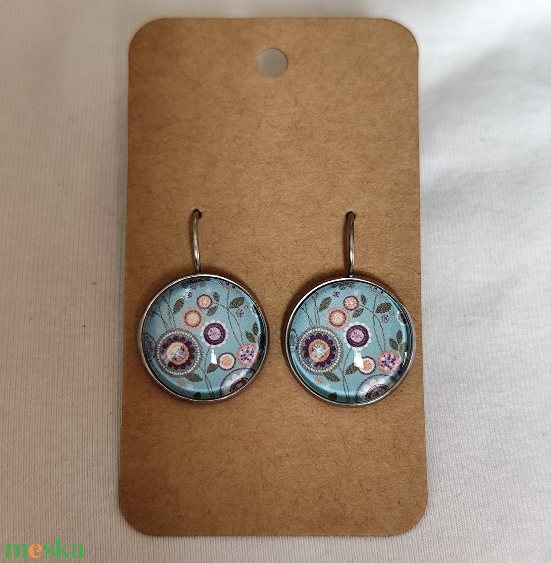 Virágos üveglencsés fülbevaló  - ékszer - fülbevaló - lógós kerek fülbevaló - Meska.hu