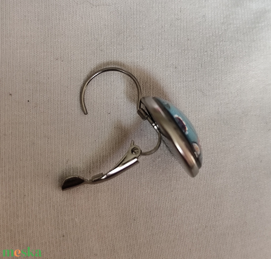 Virágos üveglencsés fülbevaló  - ékszer - fülbevaló - lógós kerek fülbevaló - Meska.hu