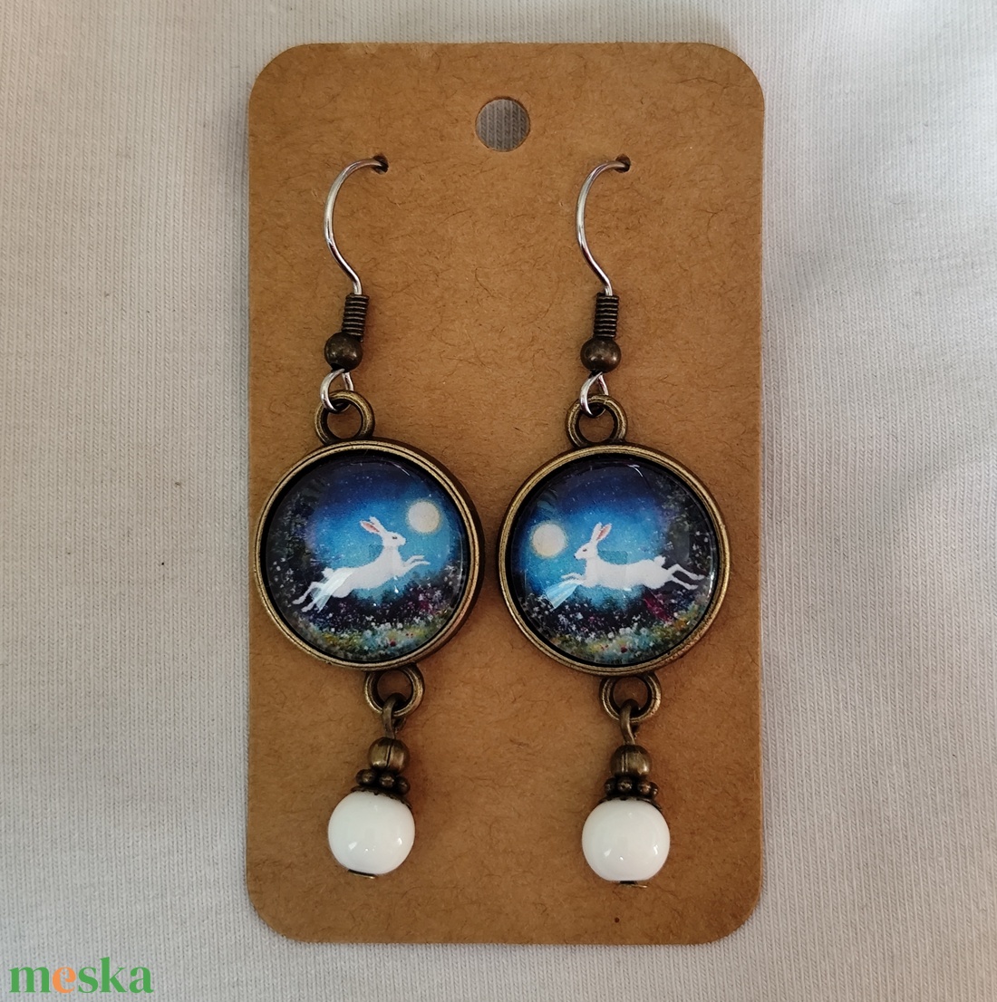 Üveglencsés fülbevaló nyuszis mintával, antiallergén nemesacél akasztóval - ékszer - fülbevaló - lógó fülbevaló - Meska.hu