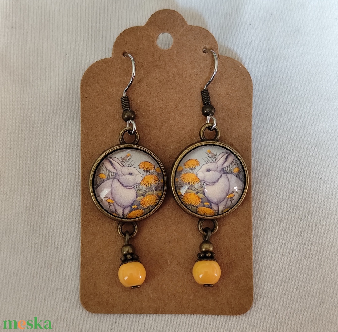 Üveglencsés fülbevaló pitypangos, nyuszis mintával  - ékszer - fülbevaló - lógó fülbevaló - Meska.hu