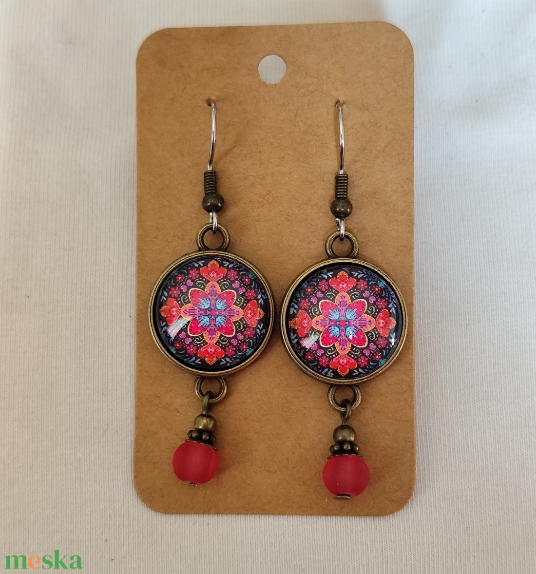 Üveglencsés fülbevaló mandala mintával - ékszer - fülbevaló - lógós kerek fülbevaló - Meska.hu