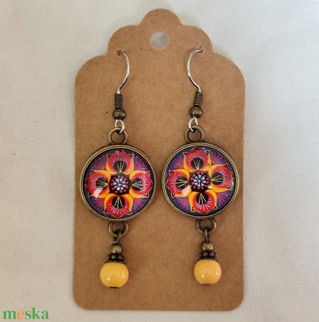 Üveglencsés fülbevaló mandala mintával - ékszer - fülbevaló - lógós kerek fülbevaló - Meska.hu