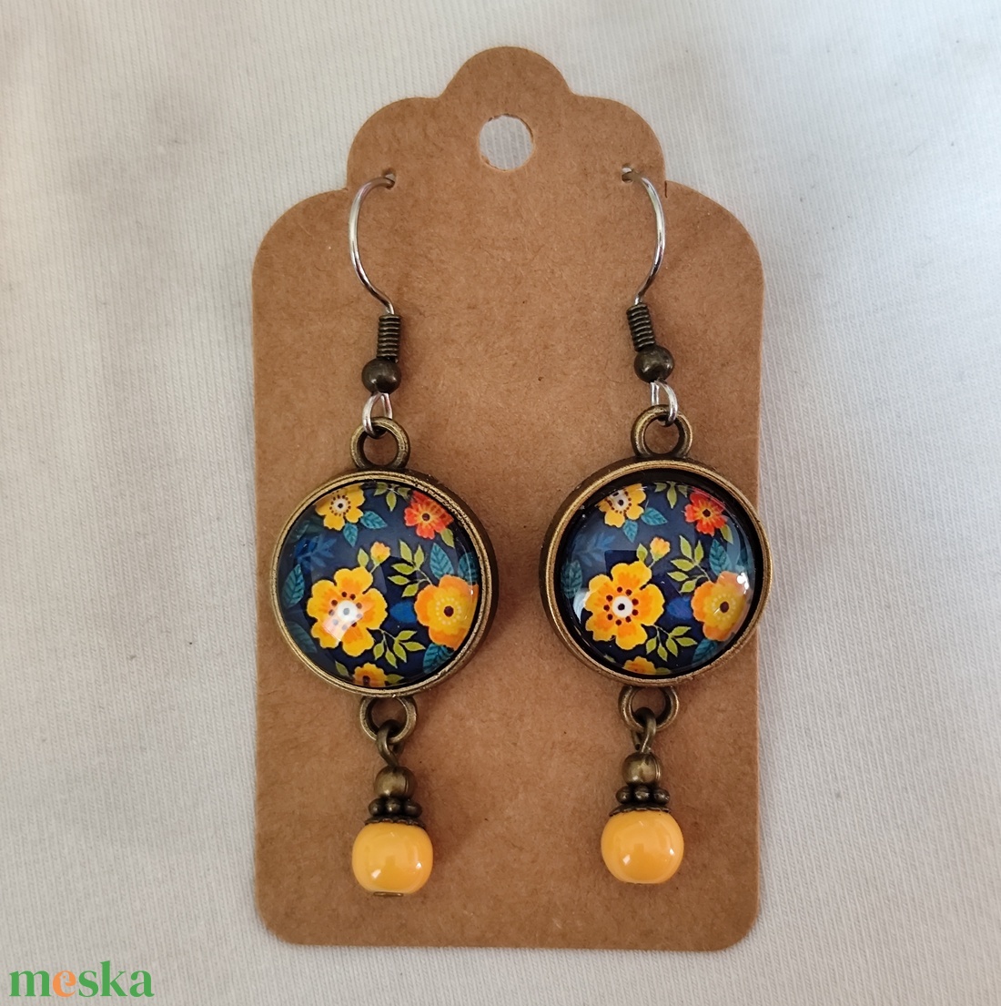 Üveglencsés fülbevaló virágos mintával - ékszer - fülbevaló - lógós kerek fülbevaló - Meska.hu