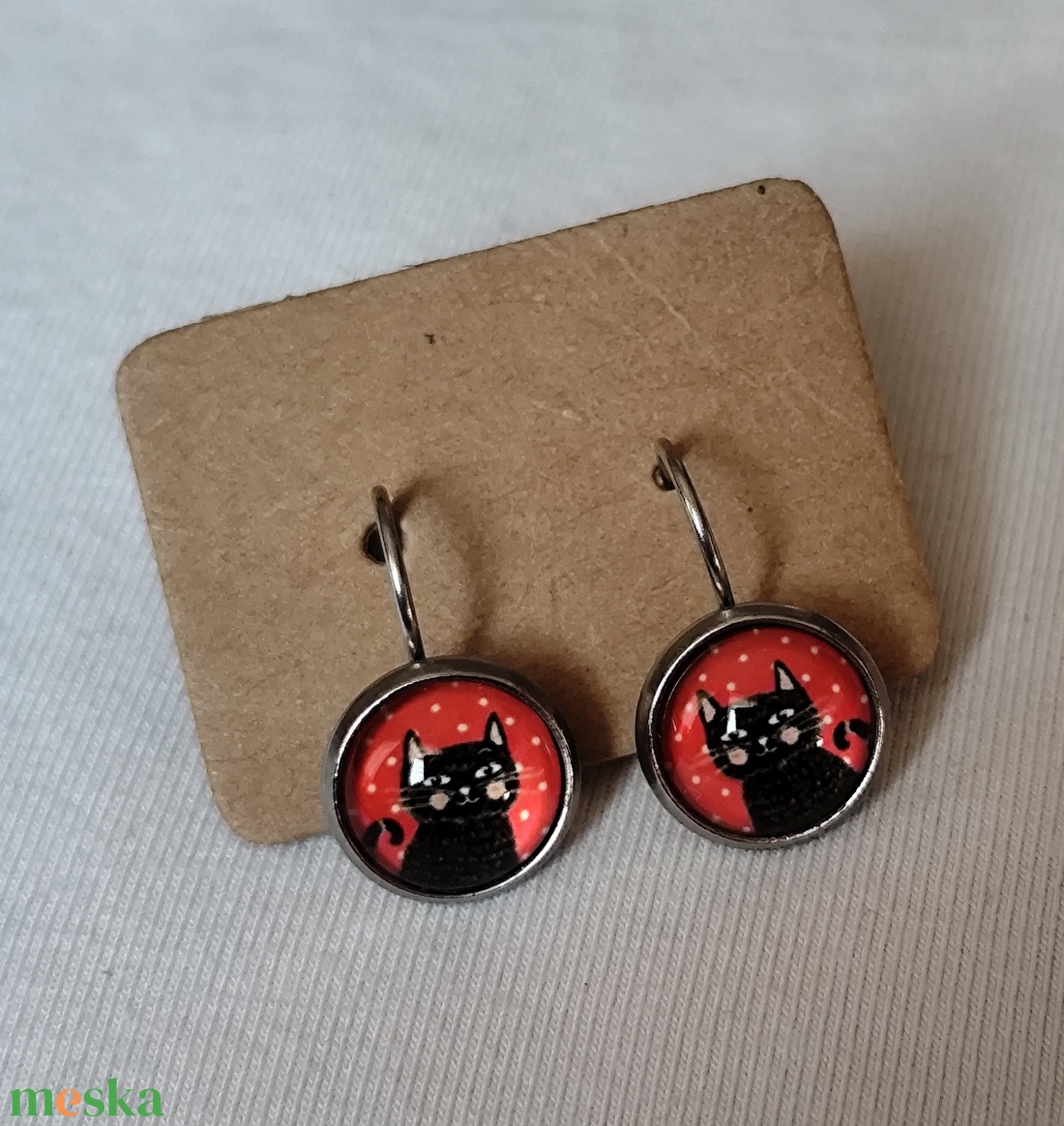 Cicás üveglencsés fülbevaló  - ékszer - fülbevaló - lógós kerek fülbevaló - Meska.hu