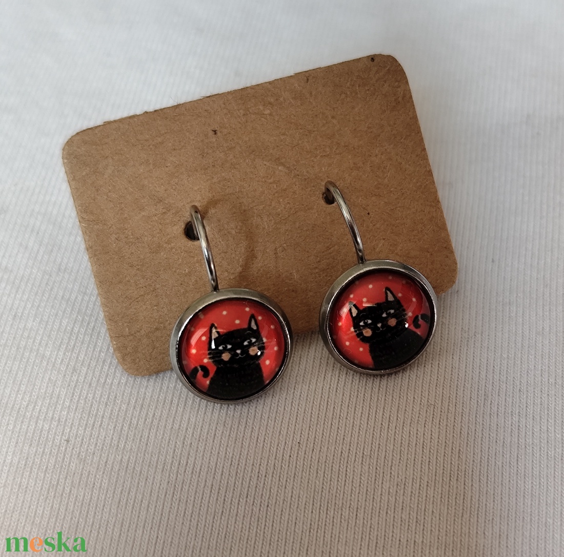 Cicás üveglencsés fülbevaló  - ékszer - fülbevaló - lógós kerek fülbevaló - Meska.hu