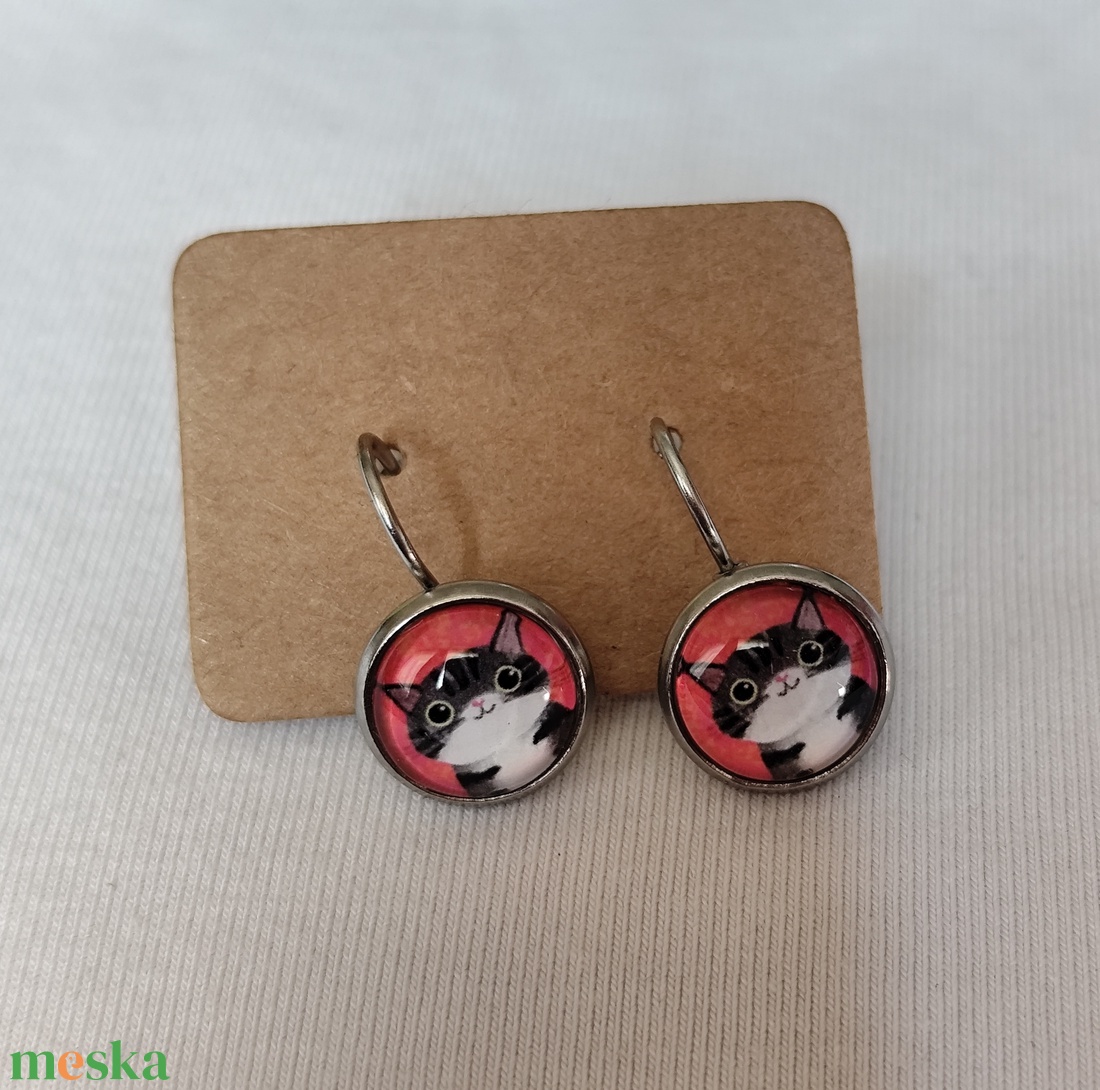 Cicás üveglencsés fülbevaló  - ékszer - fülbevaló - lógós kerek fülbevaló - Meska.hu