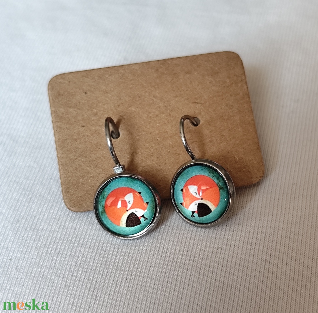 Alvó rókás üveglencsés fülbevaló  - ékszer - fülbevaló - lógós kerek fülbevaló - Meska.hu