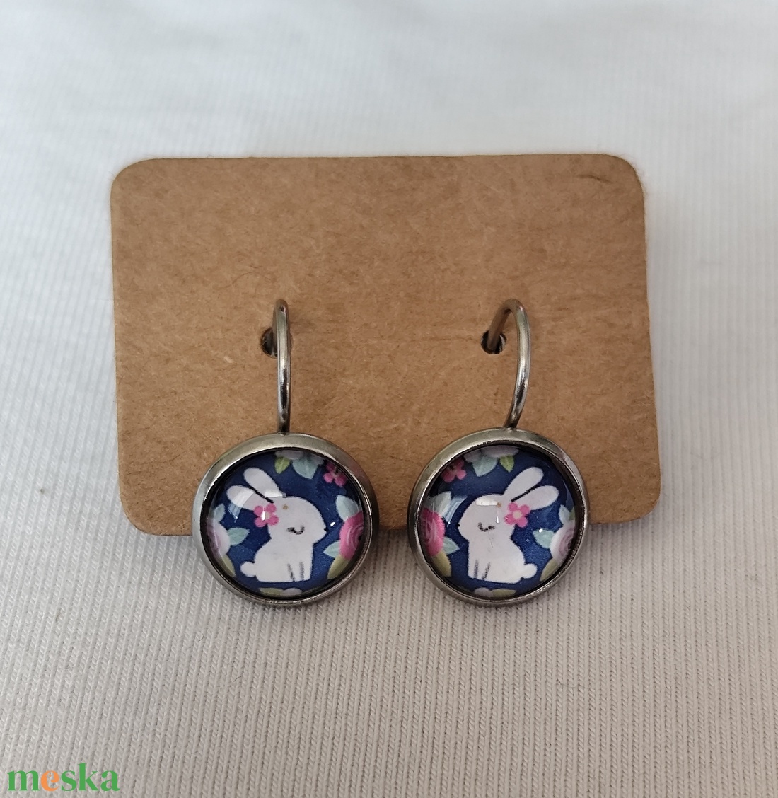 Nyuszis üveglencsés fülbevaló  - ékszer - fülbevaló - lógós kerek fülbevaló - Meska.hu