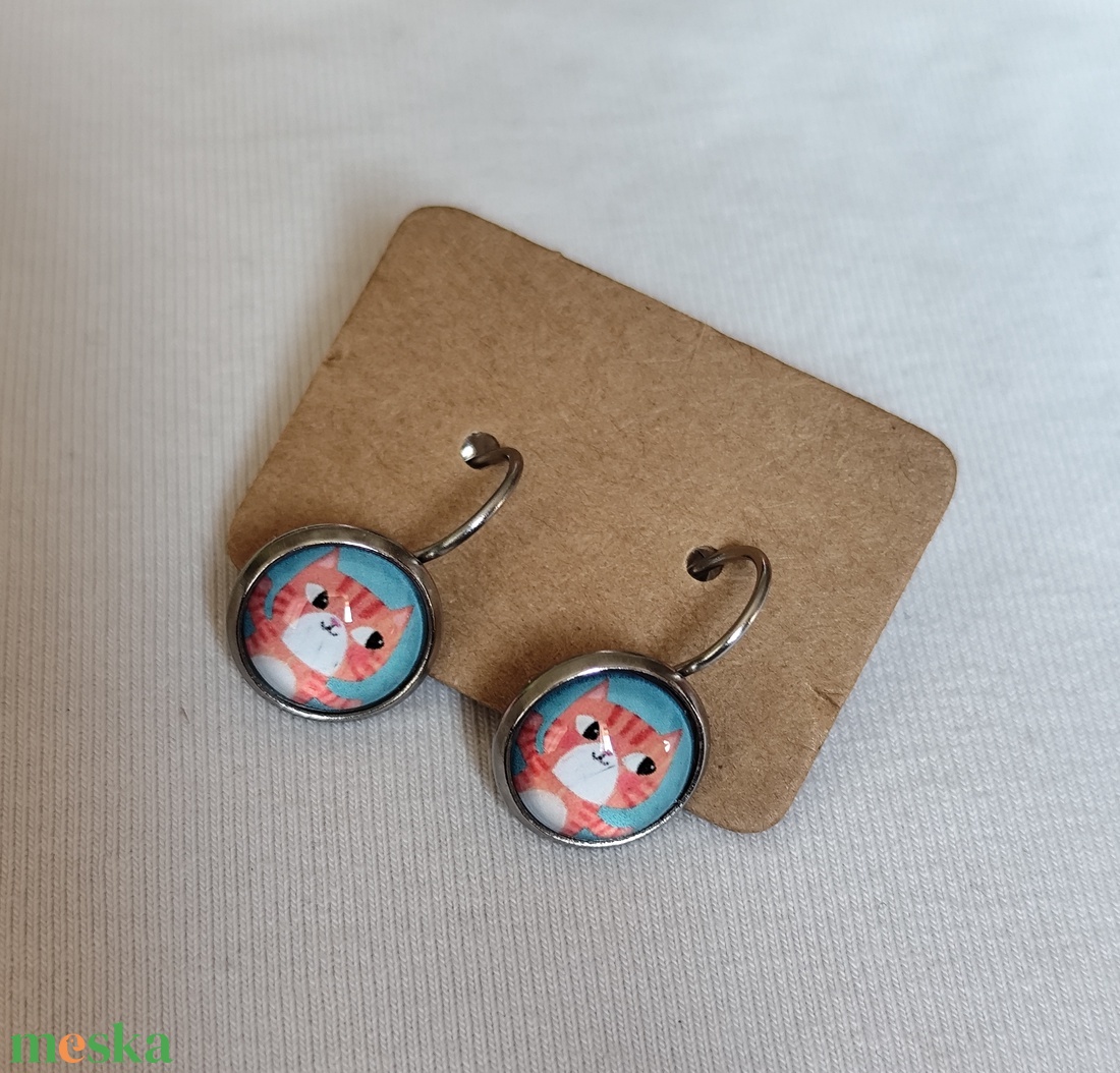 Cicás üveglencsés fülbevaló  - ékszer - fülbevaló - lógós kerek fülbevaló - Meska.hu