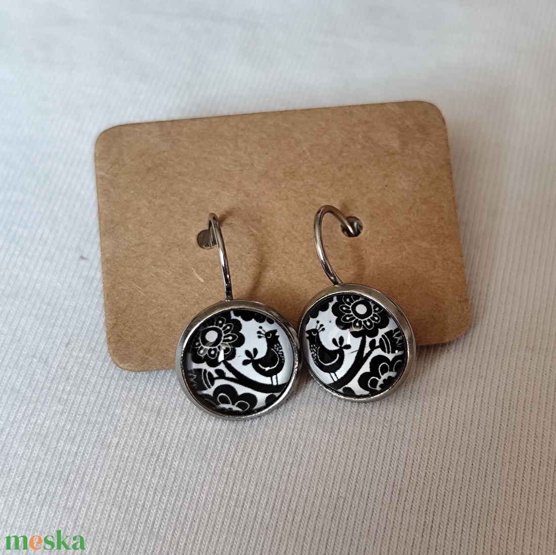 Madaras üveglencsés fülbevaló  - ékszer - fülbevaló - lógós kerek fülbevaló - Meska.hu