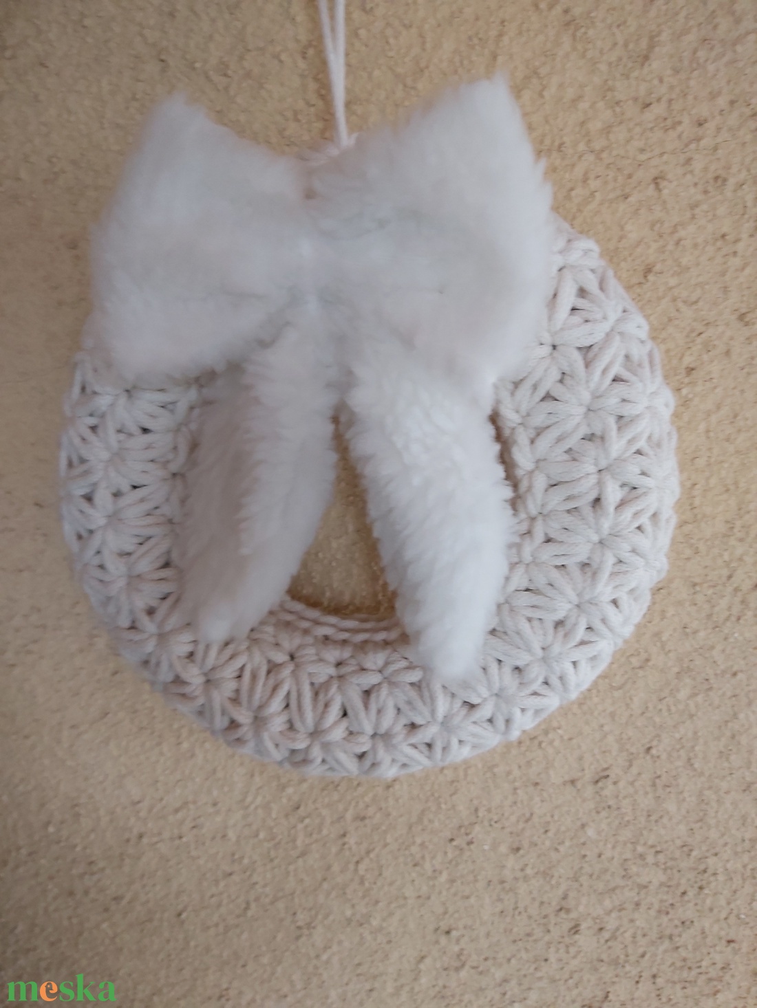 Jázmin mintás horgolt kopogtató világos krém színben, 28 cm átmérővel - karácsony - karácsonyi lakásdekoráció - karácsonyi ajtódíszek - Meska.hu