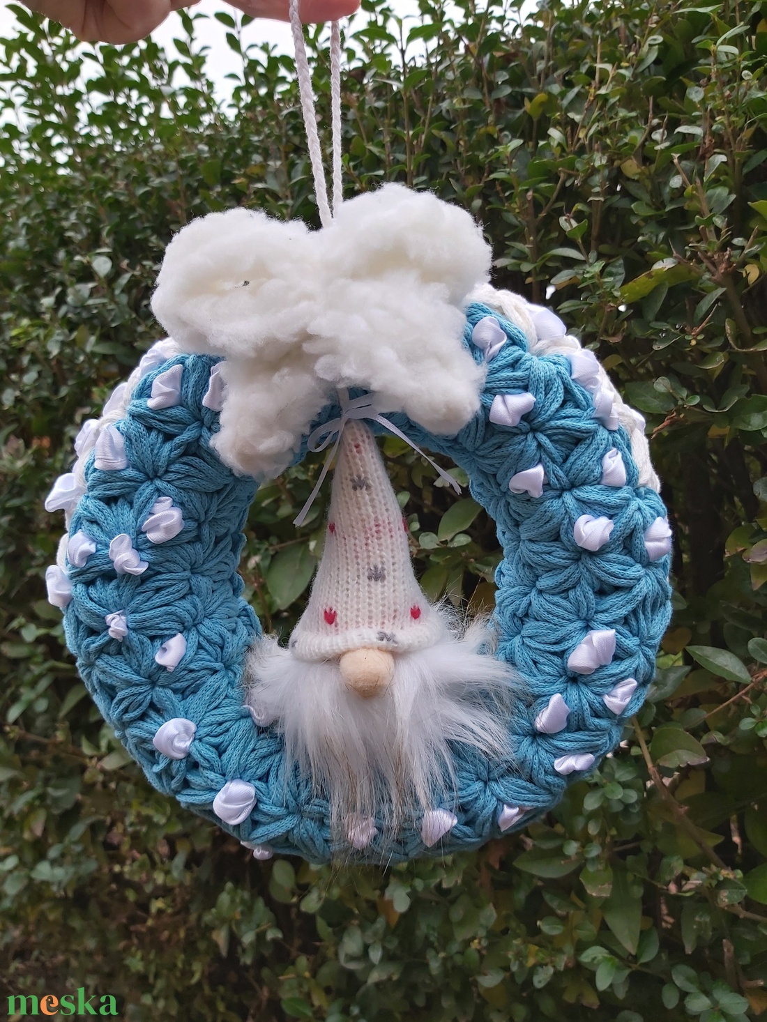 Jázmin mintás horgolt kopogtató fehér és kék színnel, 23 cm átmérővel - karácsony - karácsonyi lakásdekoráció - karácsonyi ajtódíszek - Meska.hu