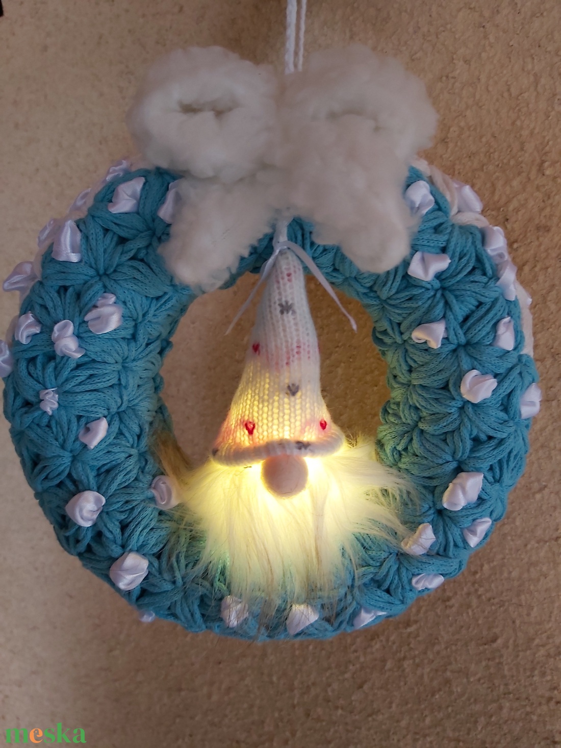 Jázmin mintás horgolt kopogtató fehér és kék színnel, 23 cm átmérővel - karácsony - karácsonyi lakásdekoráció - karácsonyi ajtódíszek - Meska.hu