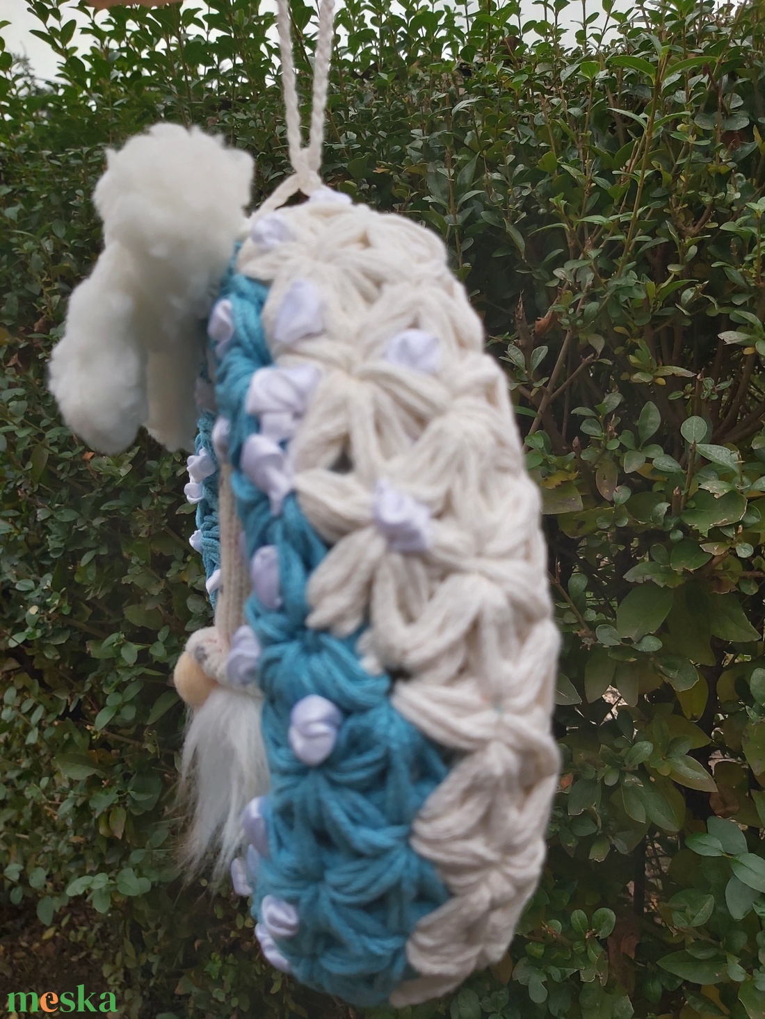 Jázmin mintás horgolt kopogtató fehér és kék színnel, 23 cm átmérővel - karácsony - karácsonyi lakásdekoráció - karácsonyi ajtódíszek - Meska.hu