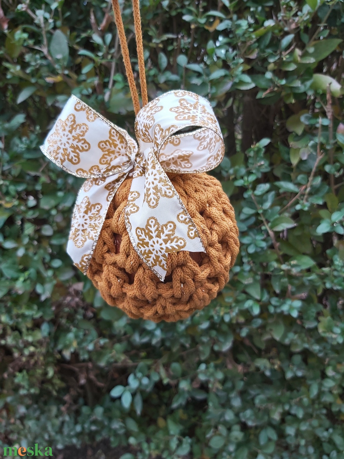 Horgolt karácsonyfadísz gömb mustár színű - karácsony - karácsonyi lakásdekoráció - karácsonyfadíszek - Meska.hu