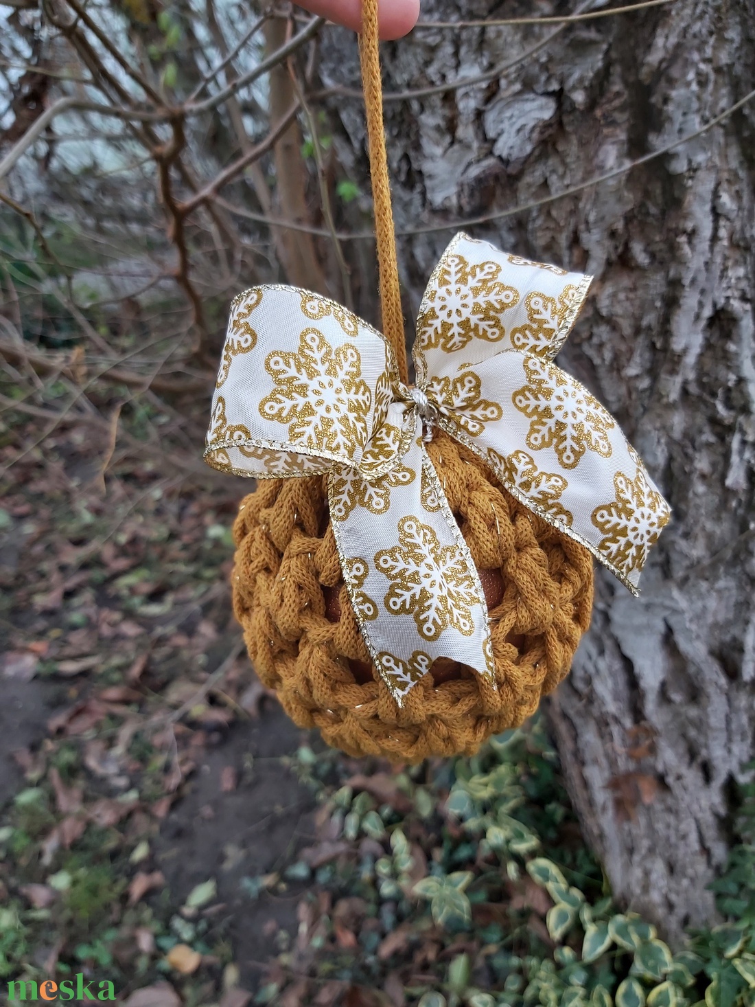 Horgolt karácsonyfadísz gömb mustár színű - karácsony - karácsonyi lakásdekoráció - karácsonyfadíszek - Meska.hu