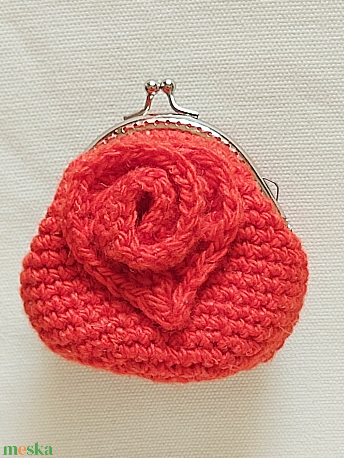 Piros horgolt mini csatos pénztárca elején szívvel - kézzel készült egyedi kiegészítő - táska & tok - pénztárca & más tok - aprópénztartó - Meska.hu