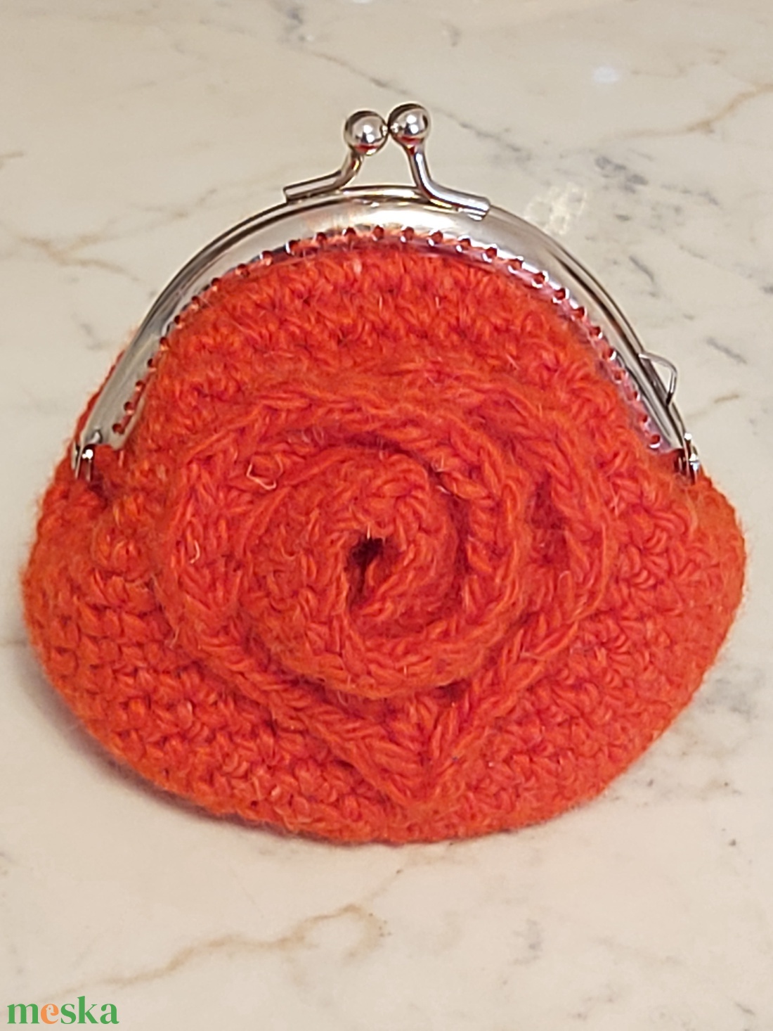 Piros horgolt mini csatos pénztárca elején szívvel - kézzel készült egyedi kiegészítő - táska & tok - pénztárca & más tok - aprópénztartó - Meska.hu