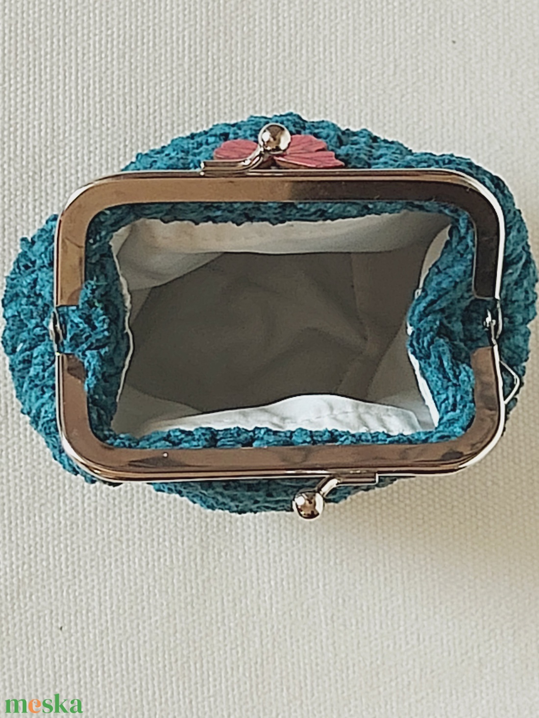 Sötét türkiz zöld horgolt mini csatos pénztárca  - bársonyos zseníliafonaból fa lepke dísszel - táska & tok - pénztárca & más tok - aprópénztartó - Meska.hu